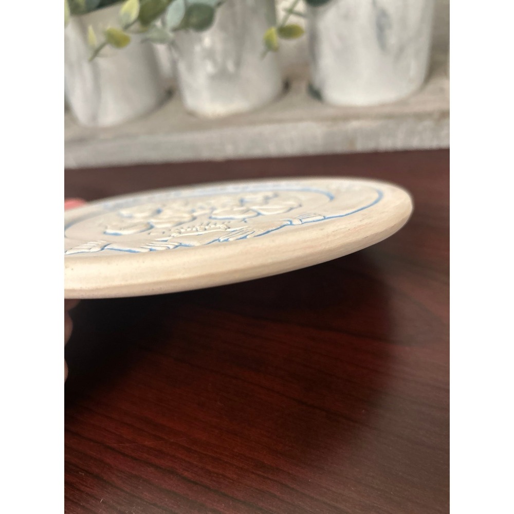 Vintage 1989 stone bread warmer signed by artist Lyn Ulick - Picture 2 of 3